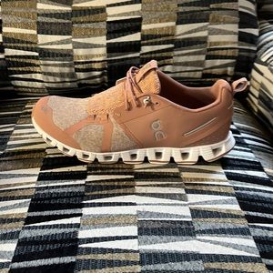 Almost brand new On Cloud Terry